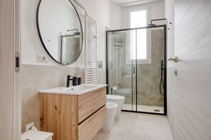 Dusche, Bidet, Handtücher