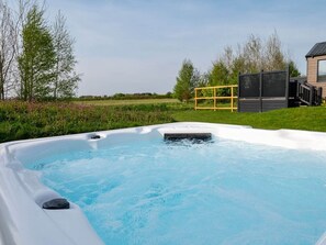 Bañera de hidromasaje al aire libre