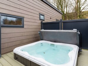 Outdoor spa tub - The Falls, Aysgarth, Yorkshire (Leyburn)