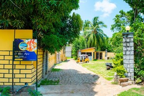 Property grounds - Comfort double room + Vanille, charming hotel with swimming pool, Nosy Be. (Nosy Be)