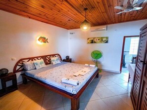 Tabla de planchar con plancha, wifi, ropa de cama