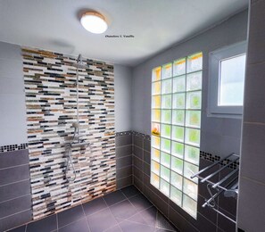 Shower, hair dryer, towels, soap - Comfort double room + Vanille, charming hotel with swimming pool, Nosy Be. (Nosy Be)