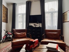 Apartment | Living room - The Kaia - Chic Vintage Duplex With Balcony (Spa)