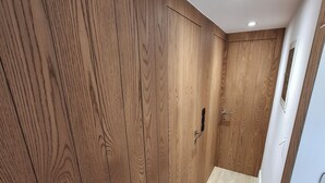 Ein Korridor mit Holzwandverkleidung und Fliesenboden.
