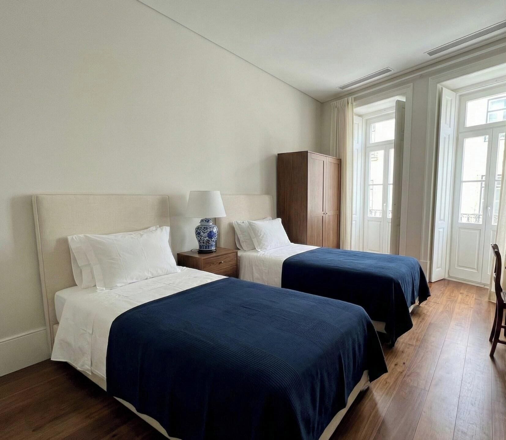 Luksus-penthouselejlighed - udsigt til flod | Pengeskab på værelset, skrivebord, arbejdsområde til bærbare computere