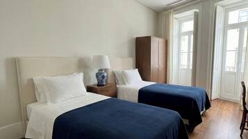 Luksus-penthouselejlighed - udsigt til flod | Pengeskab på værelset, skrivebord, arbejdsområde til bærbare computere