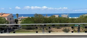 Apartment near the sea with umbrella, sunbeds. A pizza dinner included