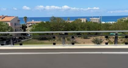 Apartment near the sea with umbrella, sunbeds. A pizza dinner included