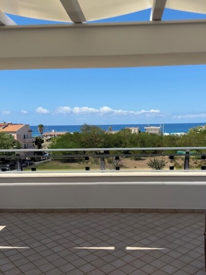Apartment near the sea with umbrella, sunbeds. A pizza dinner included