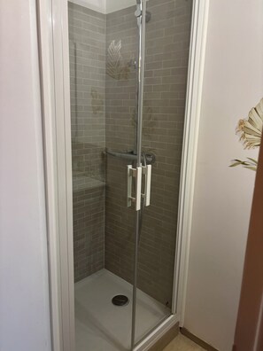 Een douche, een haardroger, handdoeken, zeep