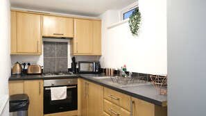 Fridge, microwave, electric kettle, toaster - Modern 2 Bedroom Flat (Bedford)