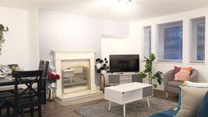 Smart TV - Modern 2 Bedroom Flat (Bedford)