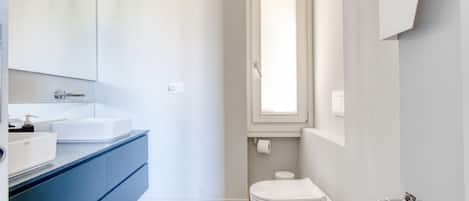 Douche, articles de toilette gratuits, sĂšche-cheveux, bidet