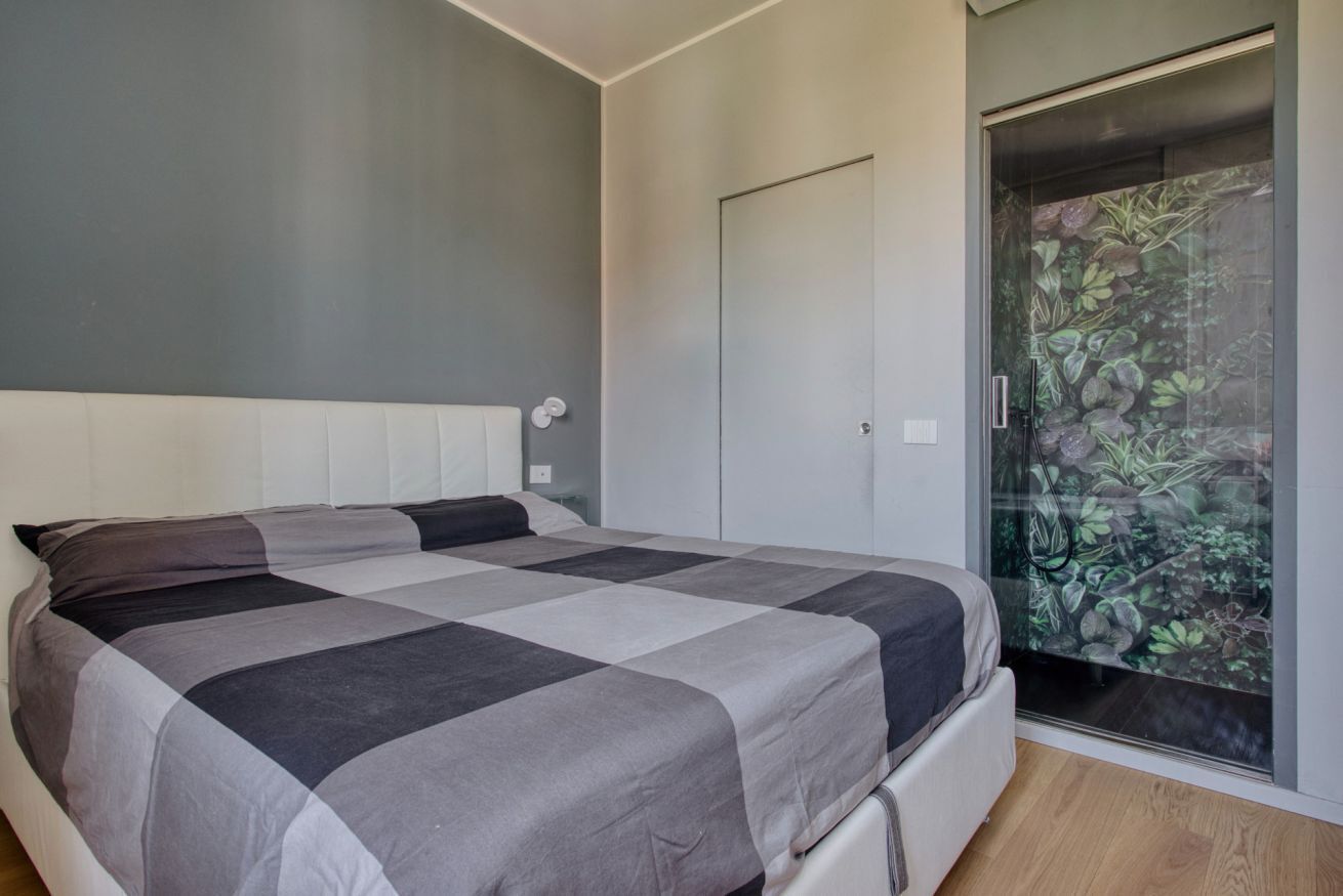 2 bedrooms, desk, iron/ironing board