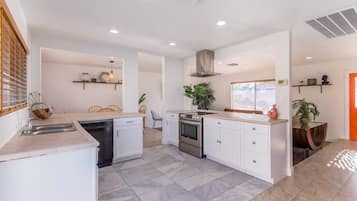 Køleskab, mikrobølgeovn, ovn, opvaskemaskine