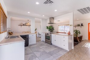 Køleskab, mikrobølgeovn, ovn, opvaskemaskine