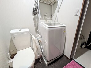 Hair dryer, towels, soap, toilet paper - Available for 1 to a maximum of 7 persons. Free wifi. It is a quiet place in spite of its central location. (osakashinishinarikuturumibashi)