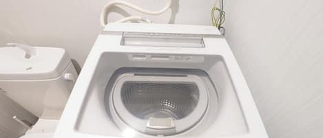 Secadora de cabello, toallas, jabón, papel de baño