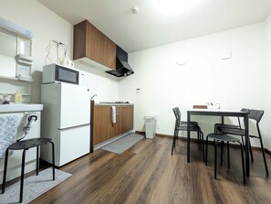 Private kitchen - Available for 1 to a maximum of 7 persons. Free wifi. It is a quiet place in spite of its central location. (osakashinishinarikuturumibashi)