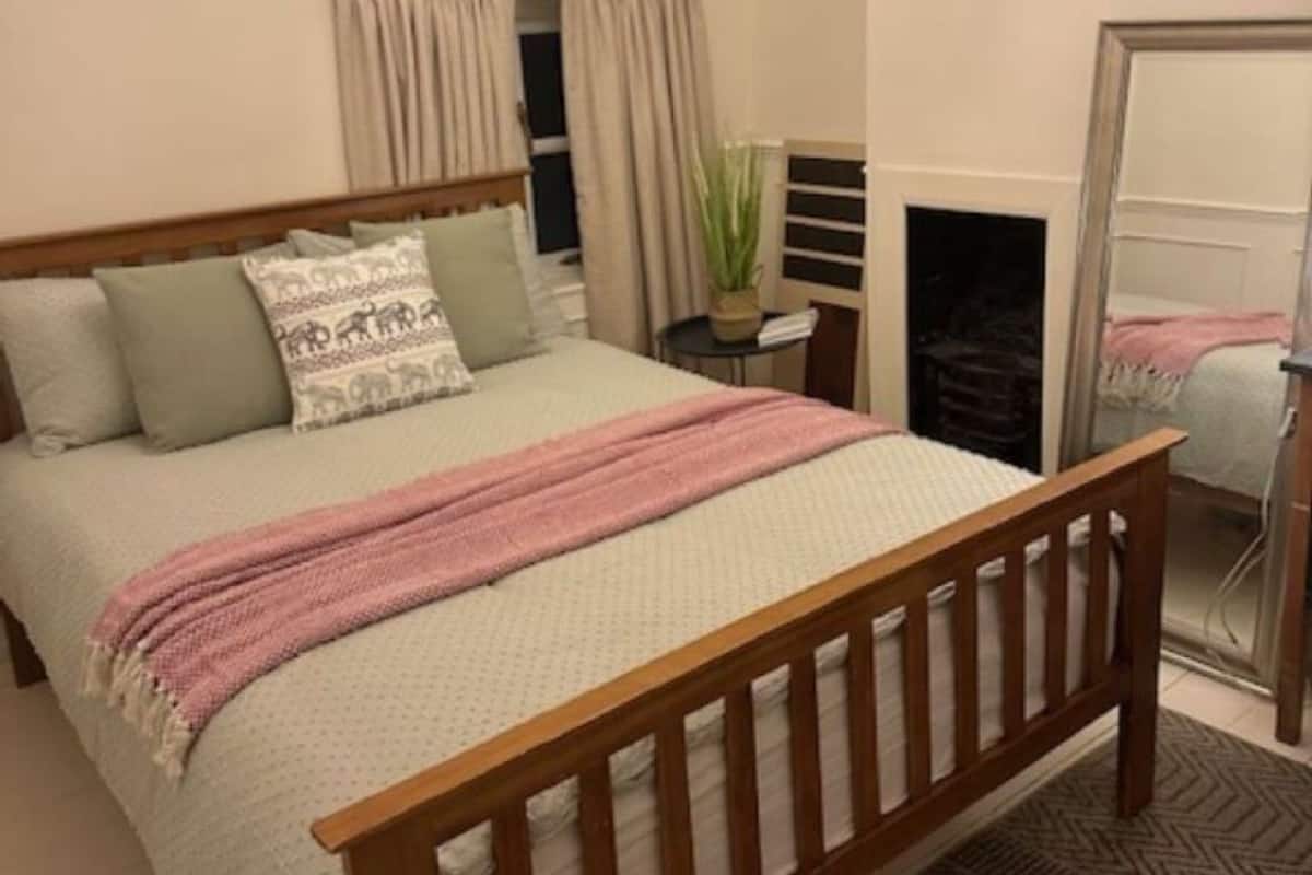 컴포트 더블룸, 정원 전망 | 각각 다른 스타일의 인테리어, 각각 다르게 가구 비치, 책상, 노트북 작업 공간