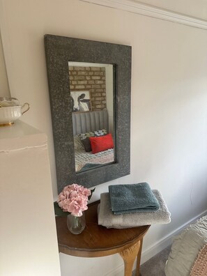 Habitación individual estándar, vistas al jardín | Decoración individual, mobiliario individual, escritorio