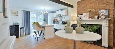 Appartement traditionnel | Aire de séjour | Téléviseur connecté de 32 po avec télévision numérique