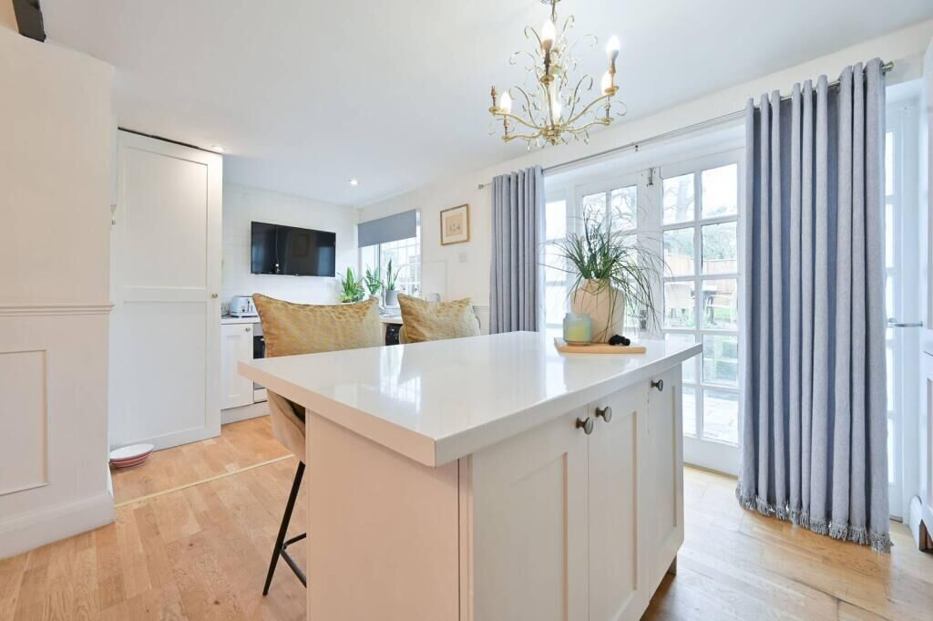 トラディショナル アパートメント | リビング エリア | 32 インチのスマートテレビ (デジタル放送視聴可)