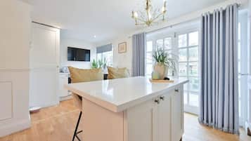 Appartement Tradition | Coin séjour | TV connectée de 32 pouces avec chaînes numériques