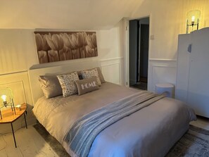 ห้องดีลักซ์ดับเบิล | ห้องพักตกแต่งอย่างมีเอกลักษณ์, ตกแต่งพิเศษโดยเฉพาะ, โต๊ะทำงาน