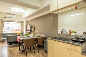 Interior - Akitsu 601 Kyocera Dome 10 min walk Dotonbori Kansai Airport Osaka Castle Kaiyukan USJ 1 transfer Family friendly Free parking 15 (大阪府大阪市西区境川１丁目)