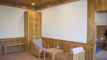 Comfort Suite, Balcony, Mountain View | Interior