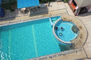 Kolam renang outdoor