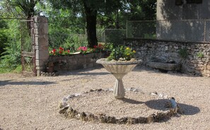 Property grounds - Country house to share with your family and pets. (Vaour)