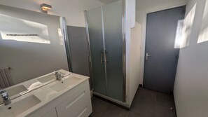 Shower, hair dryer, towels, soap - Country house to share with your family and pets. (Vaour)