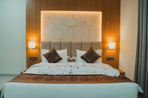 Suite | In-room safe, desk, laptop workspace, iron/ironing board - Hotel Siddharth Grand (Varanasi)