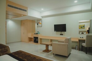 Executive Triple Room | In-room safe, desk, laptop workspace, iron/ironing board - Hotel Siddharth Grand (Varanasi)