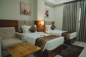 In-room safe, desk, laptop workspace, iron/ironing board - Hotel Siddharth Grand (Varanasi)