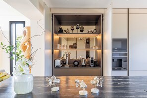 Frigorífic, microones, forn i placa de cuina 