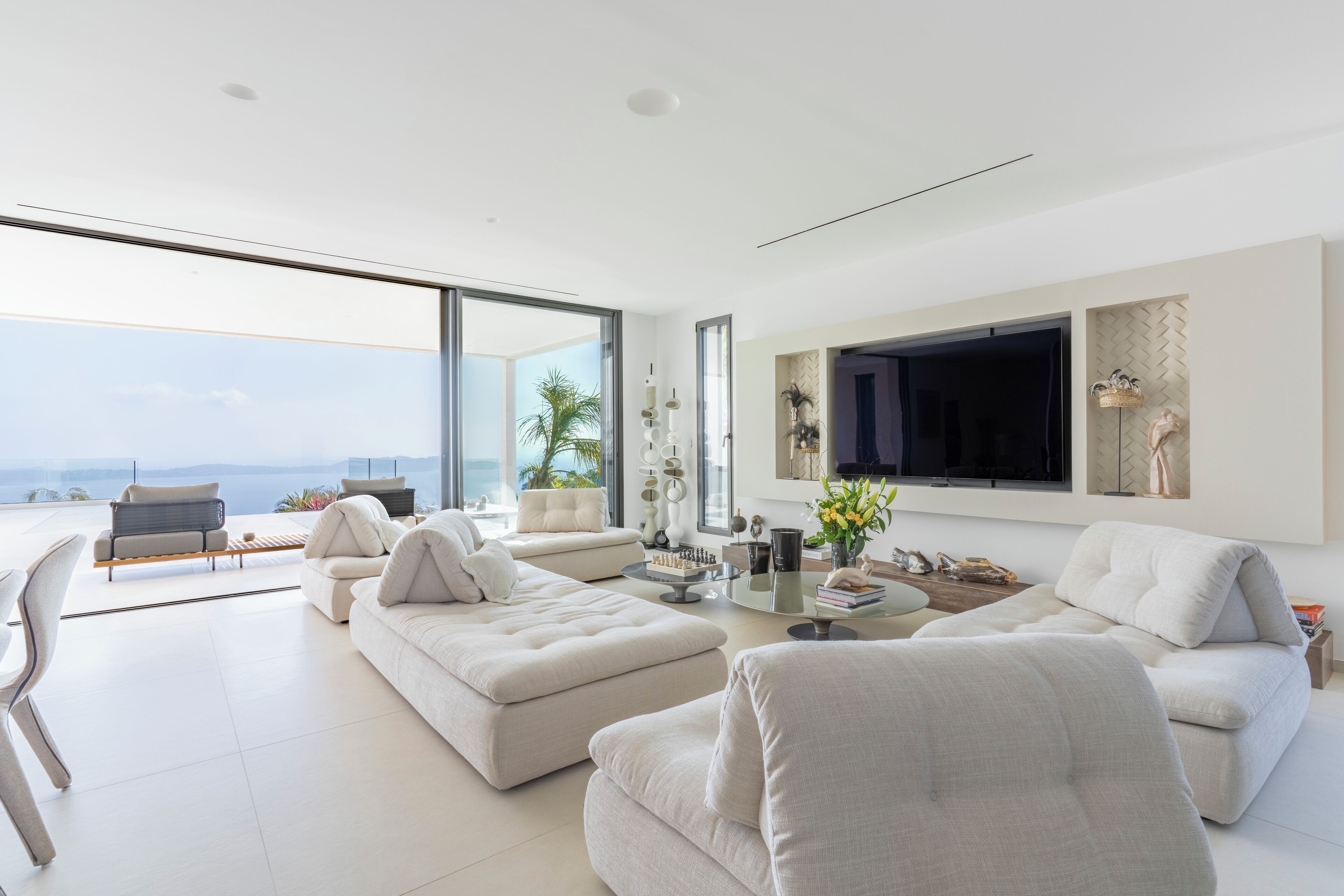 智能电视、壁炉、书