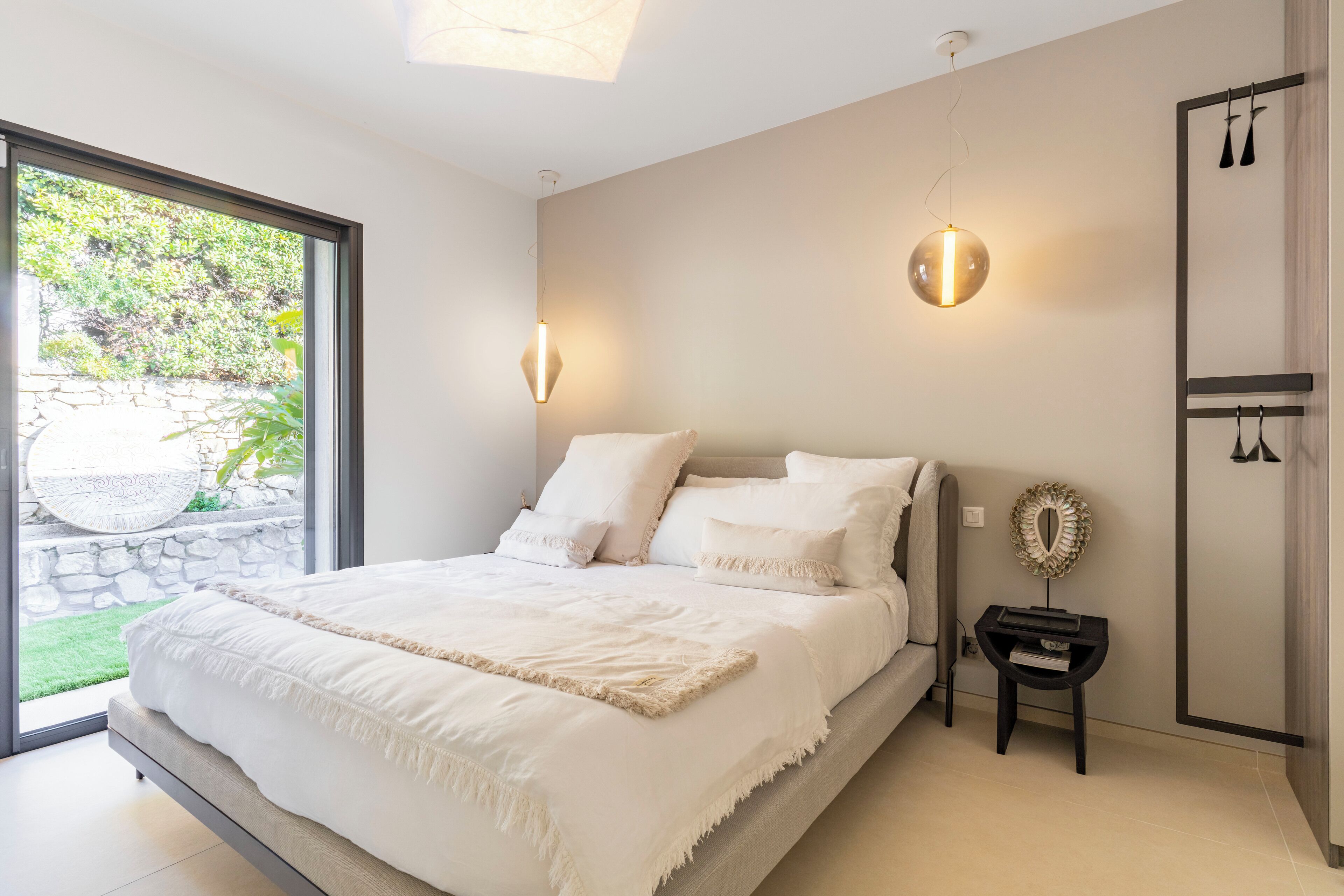 4 soveværelser, pengeskab på værelset, skrivebord, strygejern/strygebræt