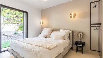 4 soveværelser, pengeskab på værelset, skrivebord, strygejern/strygebræt