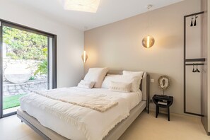 4 bedrooms, in-room safe, desk, iron/ironing board