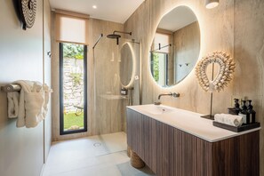 Regadera, amenidades de baño ecológicas, secadora de cabello, toallas 