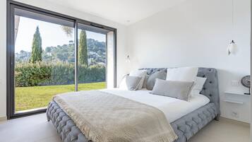 4 quartos, cofres nos quartos, escrivaninha