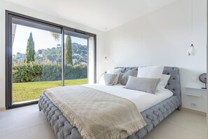 4 chambres, coffres-forts dans les chambres, bureau