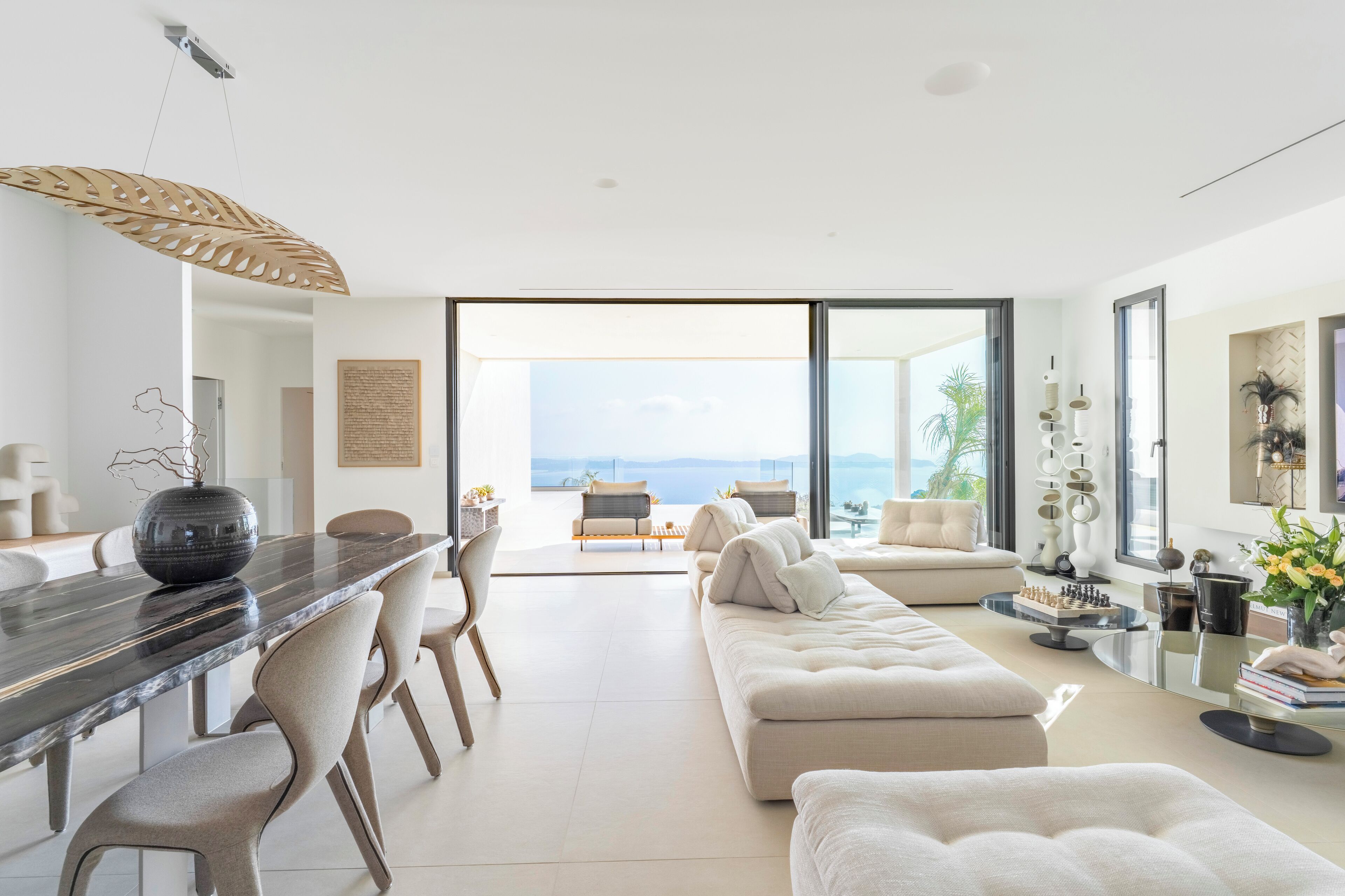 Smart-TV, Kamin, Bücher