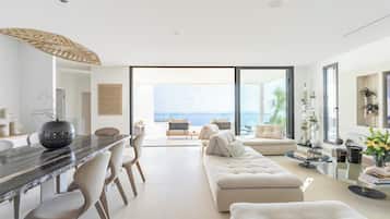 Smart-TV, Kamin, Bücher