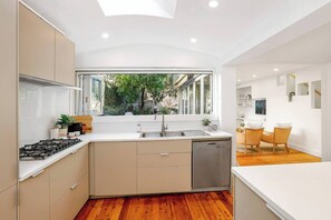 Fridge, microwave, oven, stovetop - Bright & Spacious Home, Near to Sydney CBD (McMahons Point)