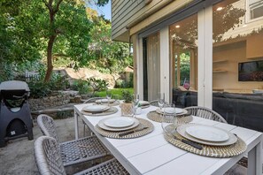 Outdoor dining - Bright & Spacious Home, Near to Sydney CBD (McMahons Point)