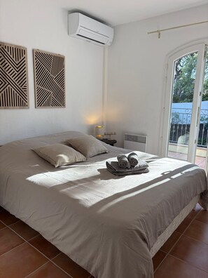 4 bedrooms, iron/ironing board, WiFi (free), bed sheets